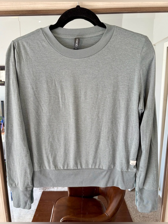 Vuori Tops - Vuori Daydream Crew T-Shirt Long Sleeve Light Heather Grey size Small